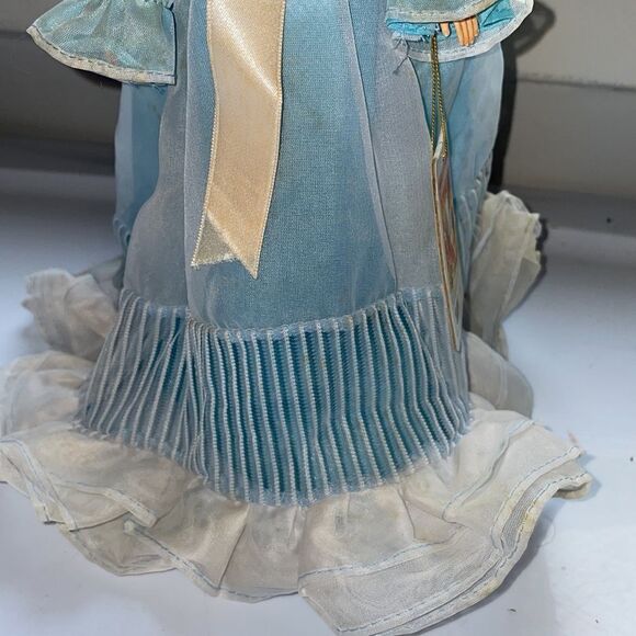 Vintage 1989 World Doll Gone With The Wind Melanie Hamilton doll on stand - Picture 3 of 7